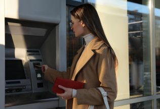 Podvodníci našli nový spôsob, ako sa dostať k vašim peniazom: Platíte kartou alebo mobilom? Táto metóda je bezpečnejšia