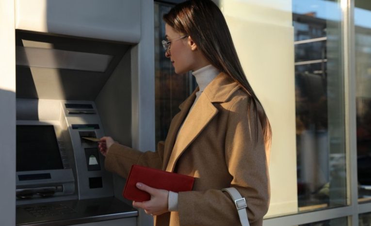 Podvodníci našli nový spôsob, ako sa dostať k vašim peniazom: Platíte kartou alebo mobilom? Táto metóda je bezpečnejšia