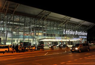bratislavské letisko lety ľudia cestovanie novinky investícia