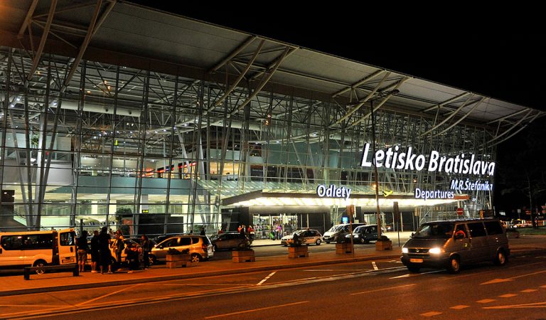 bratislavské letisko lety ľudia cestovanie novinky investícia