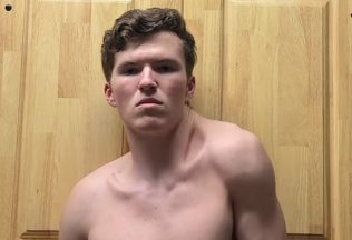 crooked man zvonár u matky božej svalnatý muž polovica tela telo ľudia viral