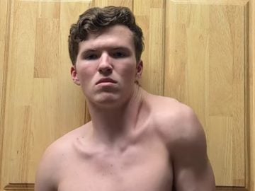 crooked man zvonár u matky božej svalnatý muž polovica tela telo ľudia viral