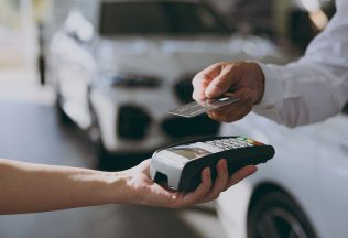 V obchodoch sa objavili nové povinné oznamy. Ľudia ich kritizujú aj zosmiešňujú