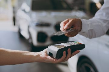 V obchodoch sa objavili nové povinné oznamy. Ľudia ich kritizujú aj zosmiešňujú