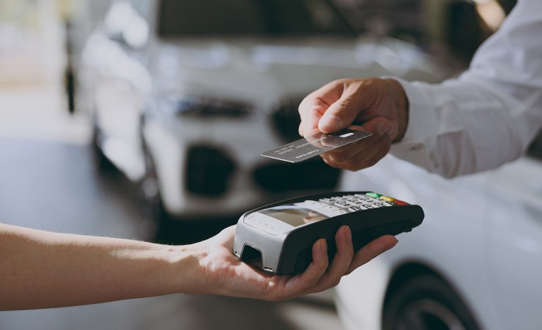 V obchodoch sa objavili nové povinné oznamy. Ľudia ich kritizujú aj zosmiešňujú