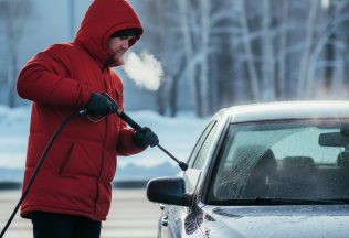 Ako umývať auto v zime? Túto chybu možno robíš aj ty