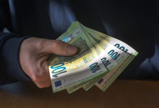 peniaze dane zárobok štát ľudia