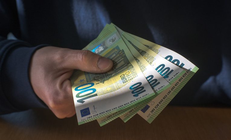 peniaze dane zárobok štát ľudia