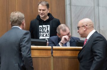 Najmenej sympatickí slovenskí politici podľa umelej inteligencie: Kto obsadil prvú priečku?