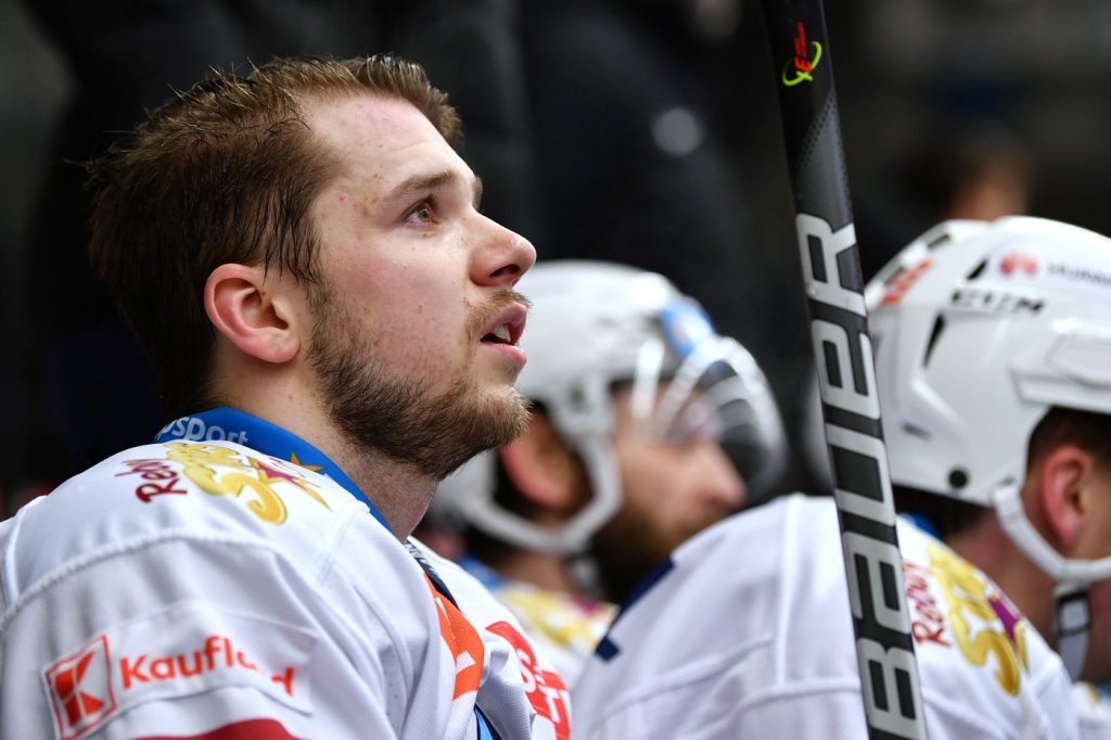 Ťažké podmienky na slovenských cestách robia vrásky na čele mnohým vodičom. Patrí k nim aj hokejista Martin Réway.