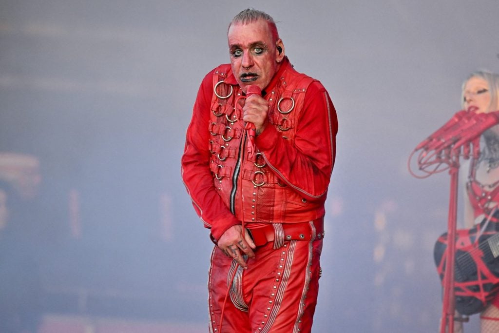 Frontman Rammsteinu Till Lindemann sa stále nezbavil zlej povesti. Yungblud sa za spoločnú fotografiu ospravedlnil.