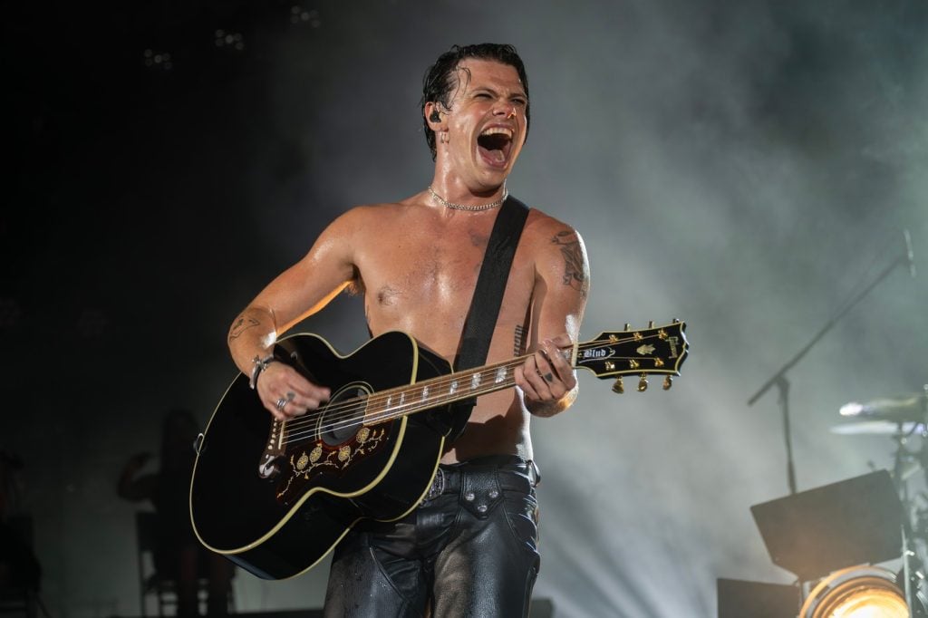 Frontman Rammsteinu Till Lindemann sa stále nezbavil zlej povesti. Yungblud sa za spoločnú fotografiu ospravedlnil.