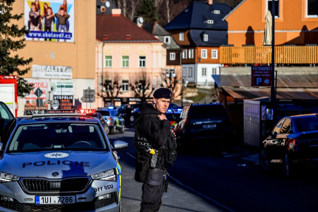 Streľba v Česku: Na úrade v malom meste Chřibská ozbrojený útočník zasiahol niekoľko ľudí. Polícia ho eliminovala.