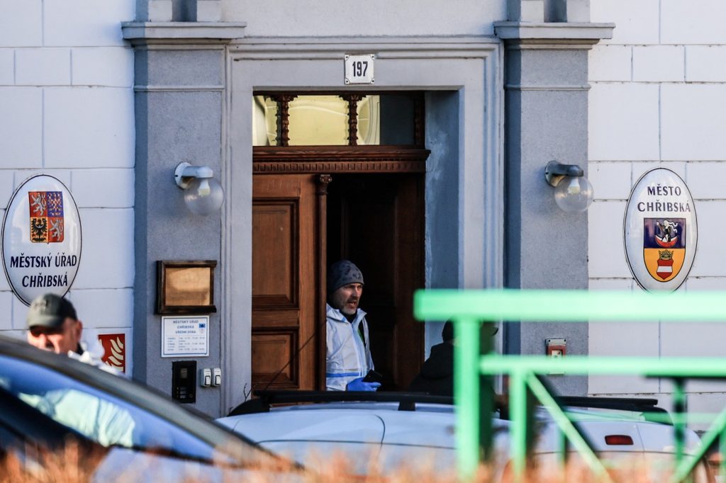 Streľba v Česku: Na úrade v malom meste Chřibská ozbrojený útočník zasiahol niekoľko ľudí. Polícia ho eliminovala.