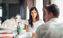 Reč tela pri klamstve: 7 pohybov, ktoré ťa prezradia