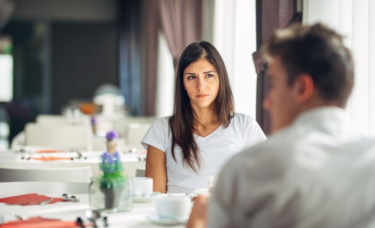 Reč tela pri klamstve: 7 pohybov, ktoré ťa prezradia