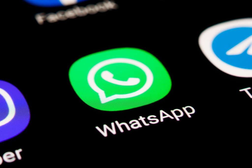 Chatovacia aplikácia WhatsApp pripravuje viaceré novinky. Jedna z nich ju priblíži bližšie vizuálnej stránke Facebooku.