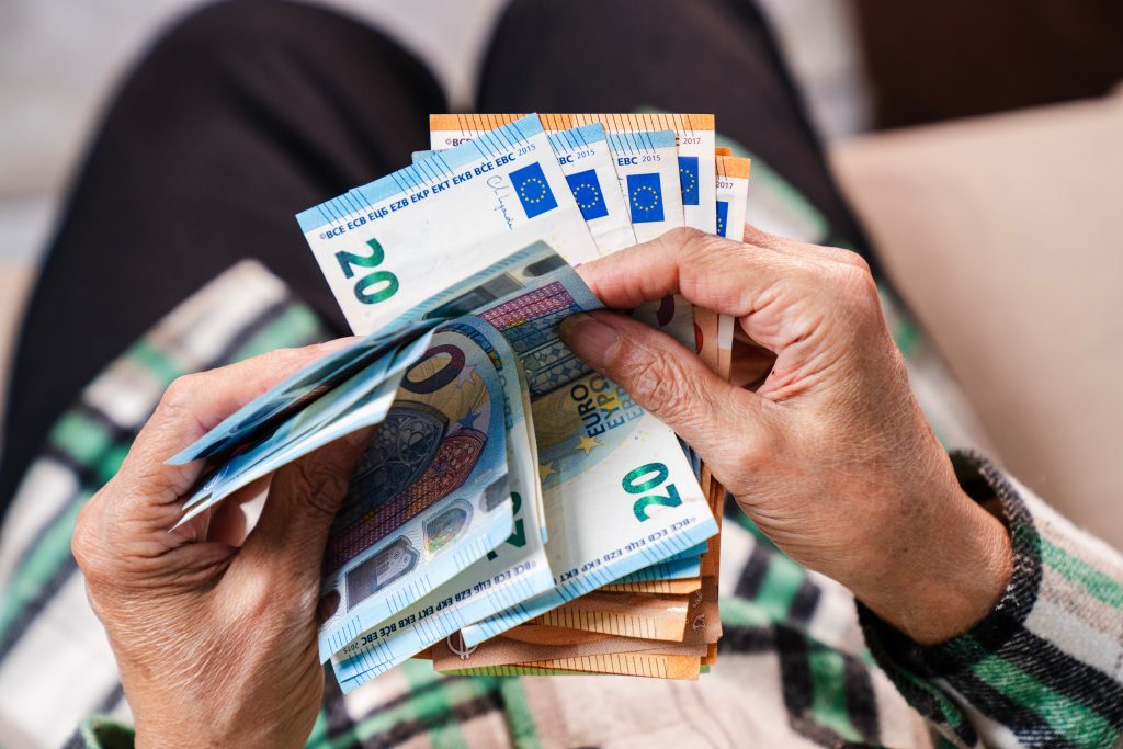 Mnohí Slováci majú niekoľko rokov odpracovaných v zahraničí. Toto je stručný sprievodca procesom, ako žiadať o dôchodok zo zahraničia.