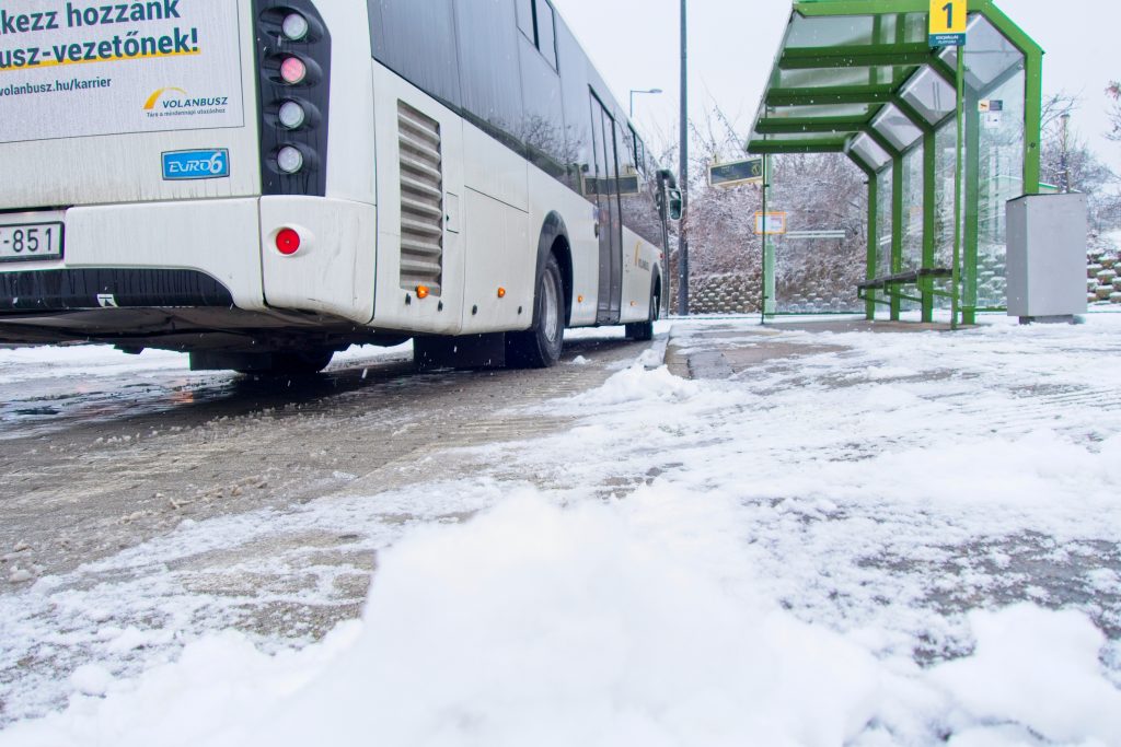 Ulice slovenských miest pokryl ľad a sneh, čo vždy zvyšuje úrazovosť. Tu je niekoľko rád o tom, ako kráčať bezpečne.