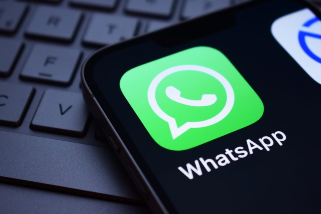 Chatovacia aplikácia WhatsApp pripravuje viaceré novinky. Jedna z nich ju priblíži bližšie vizuálnej stránke Facebooku.