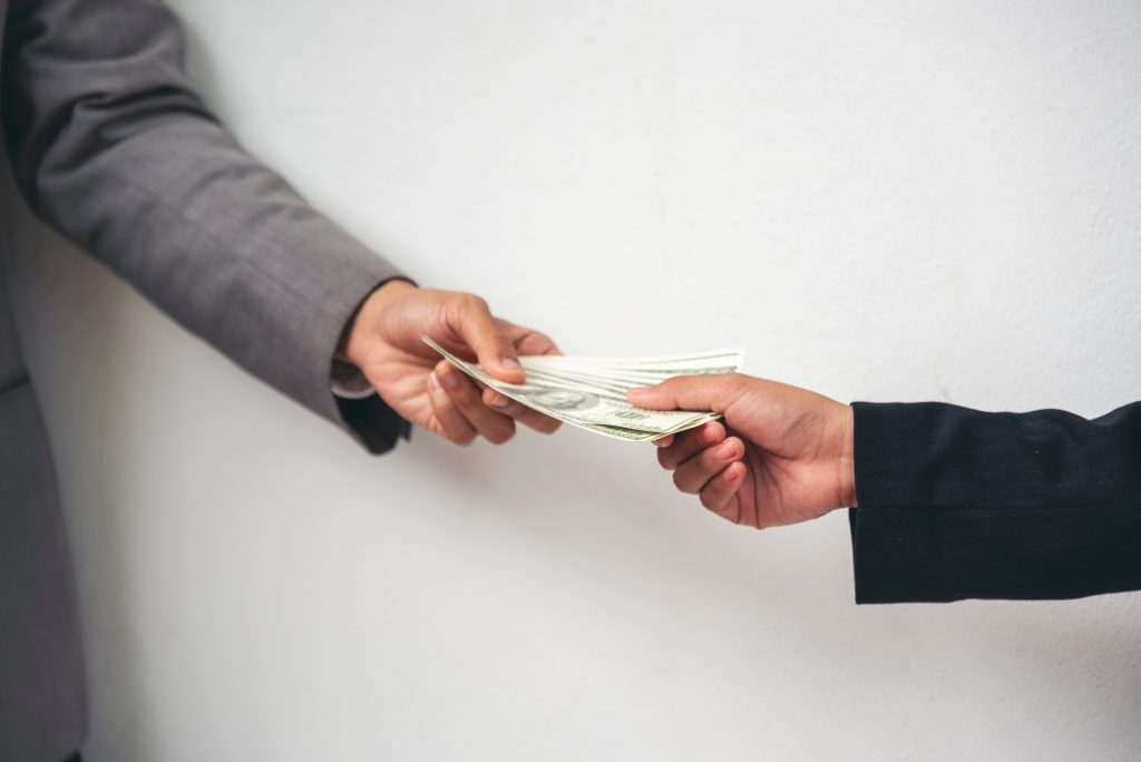 peniaze, financie, zrážky zo mzdy, exekúcia, mzda, zamestnanec, zamestnávateľ, financie