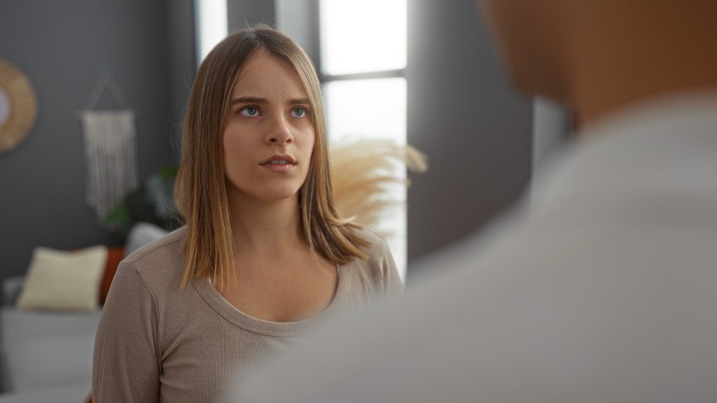 Vety, ktoré muži hovoria ženám a síce znejú ako kompliment, ale v skutočnosti dosť ponižujú