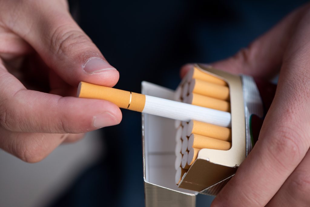 Od 1. februára začne na Slovensku platiť vyššia spotrebná daň na tabakové výrobky, čo znamená výrazné zdraženie cigariet a iných produktov.