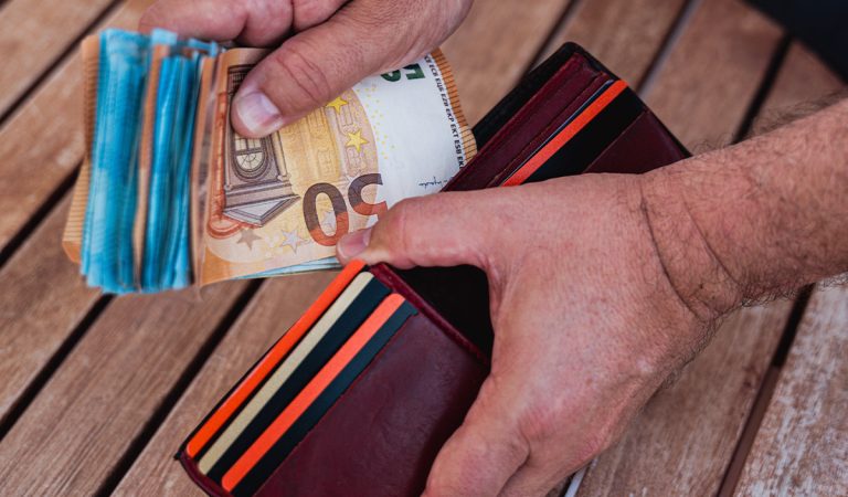 slováci peniaze príspevok 400 eur ľudia prilepšenie