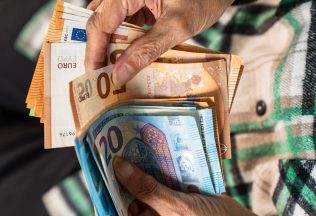 slovensko rakúsko ľudia peniaze financie dôchodok dôchodky