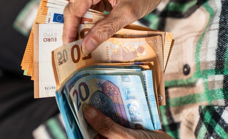 slovensko rakúsko ľudia peniaze financie dôchodok dôchodky