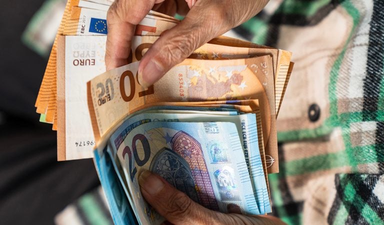 slovensko rakúsko ľudia peniaze financie dôchodok dôchodky