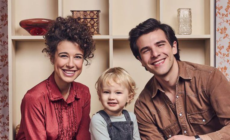 sľub slovensko televízia televízne obrazovky ľudia