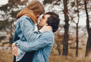 Ľudia opísali nezvyčajné okolnosti, za ktorých spoznali svojich partnerov