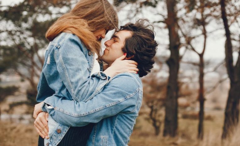 Ľudia opísali nezvyčajné okolnosti, za ktorých spoznali svojich partnerov