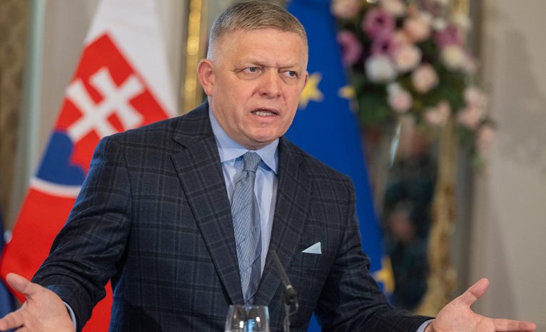 super zákon peniaze financie robert fico zákony ľudia poberatelia