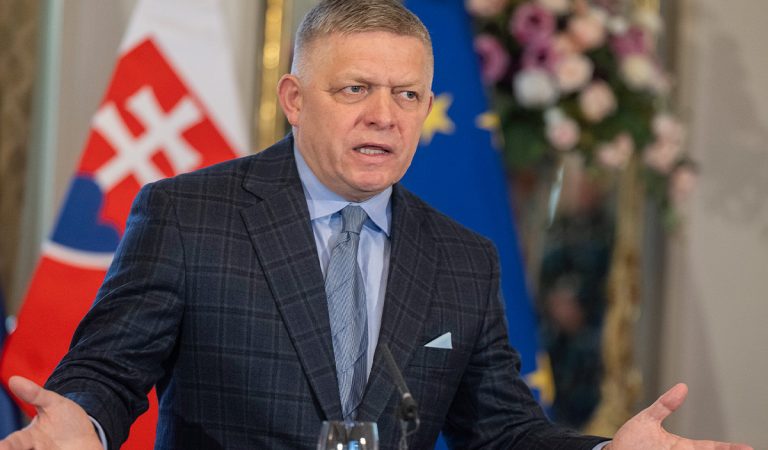 super zákon peniaze financie robert fico zákony ľudia poberatelia
