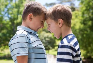 Slováci sa podelili o to, akými vecami v detstve zo žartu desili svojich mladších súrodencov