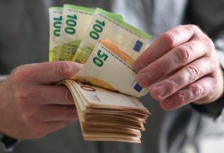 účty slovensko peniaze financie voda energie chyba