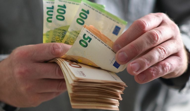 účty slovensko peniaze financie voda energie chyba