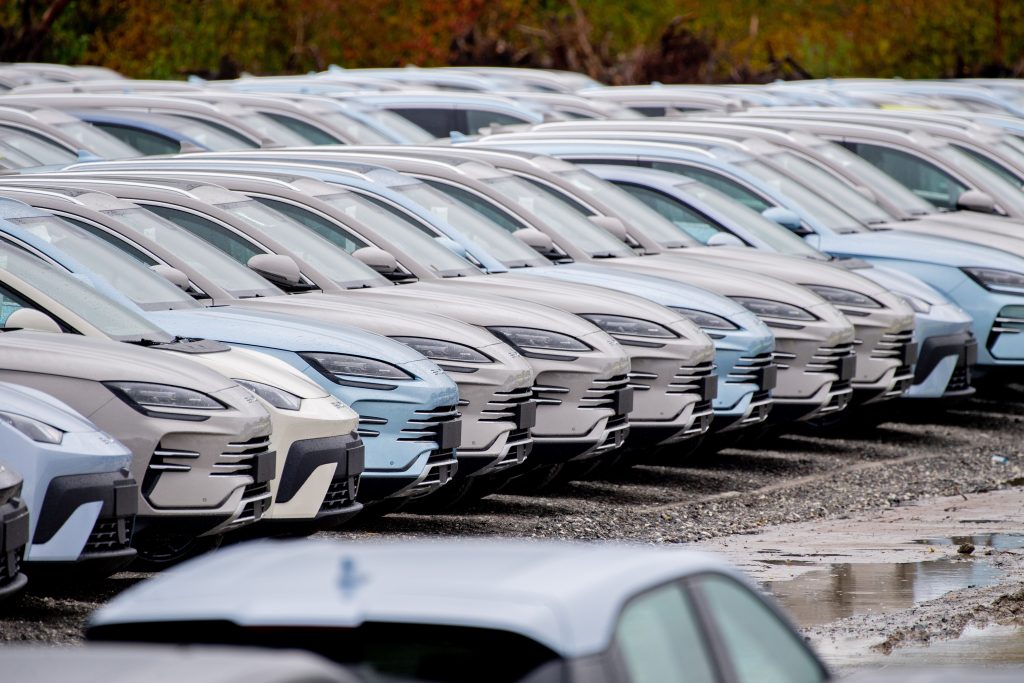 Americký výrobca elektromobilov Tesla otvára svoje oficiálne zastúpenie na Slovensku. Prvá predajňa je v Bratislave.