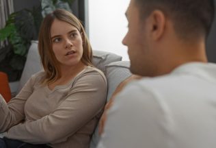 Vety, ktoré muži hovoria ženám a síce znejú ako kompliment, ale v skutočnosti dosť ponižujú