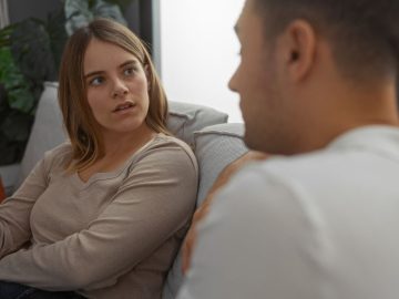 Vety, ktoré muži hovoria ženám a síce znejú ako kompliment, ale v skutočnosti dosť ponižujú