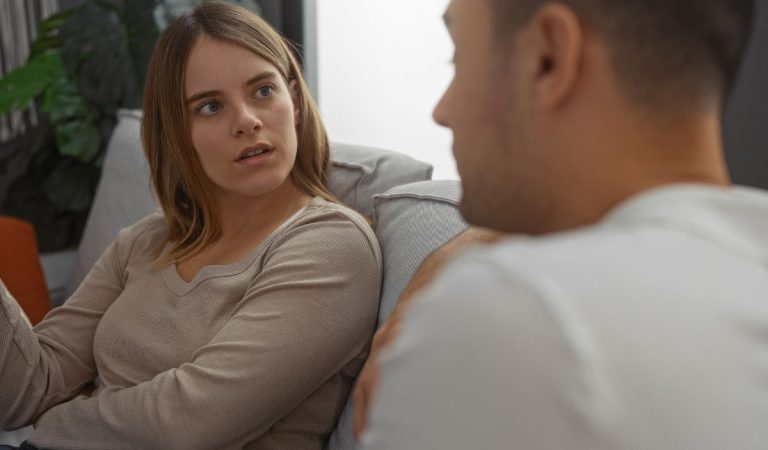 Vety, ktoré muži hovoria ženám a síce znejú ako kompliment, ale v skutočnosti dosť ponižujú