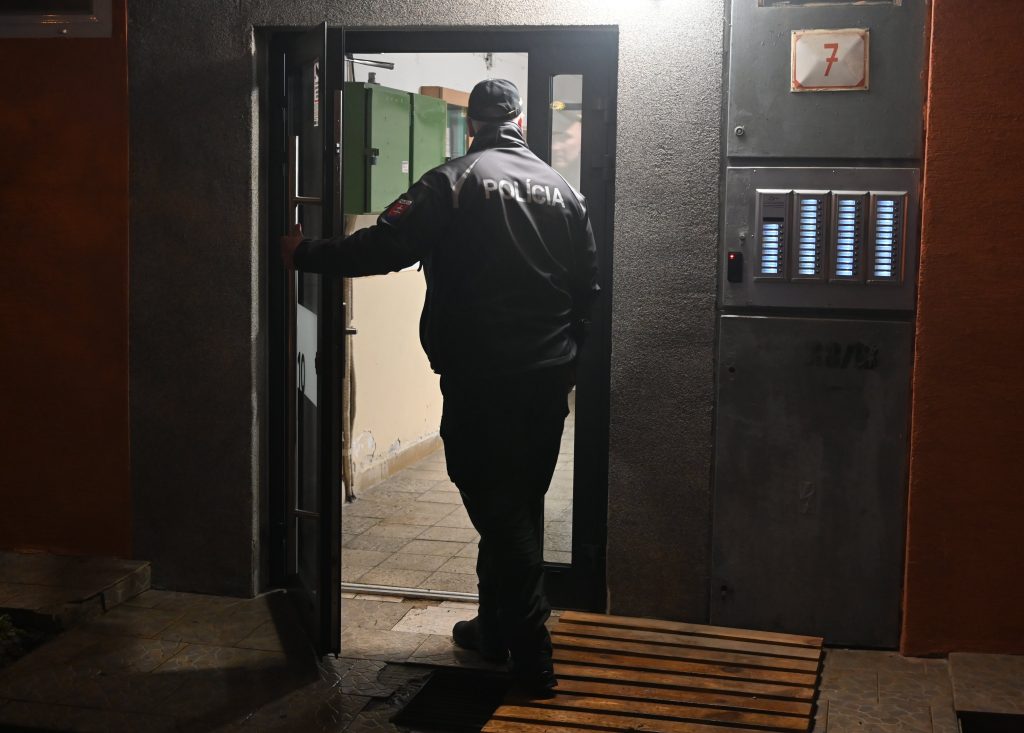 Slovenskom otriasla brutálna vražda vo Vranove nad Topľou. Muž dobodal svojich rodičov a sestru. Polícia ho spacifikovala.