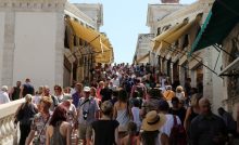 zahraničie cestovanie ľudia dovolenky výlety happy travel peniaze vyplatenie