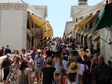 zahraničie cestovanie ľudia dovolenky výlety happy travel peniaze vyplatenie