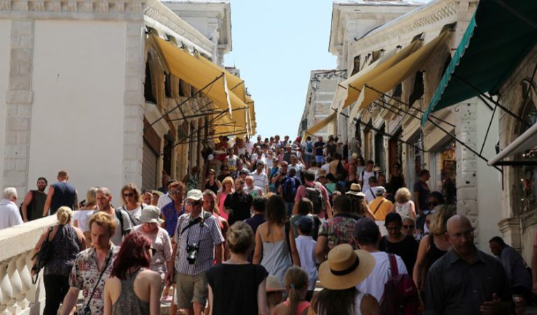zahraničie cestovanie ľudia dovolenky výlety happy travel peniaze vyplatenie