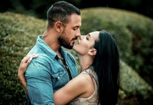 Prečo ťa vždy priťahuje ten, pred ktorým by si mala utekať? Hviezdy majú odpoveď