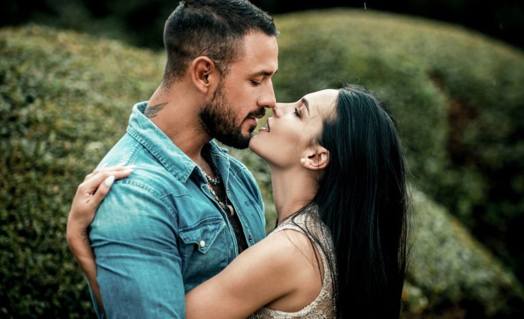 Prečo ťa vždy priťahuje ten, pred ktorým by si mala utekať? Hviezdy majú odpoveď