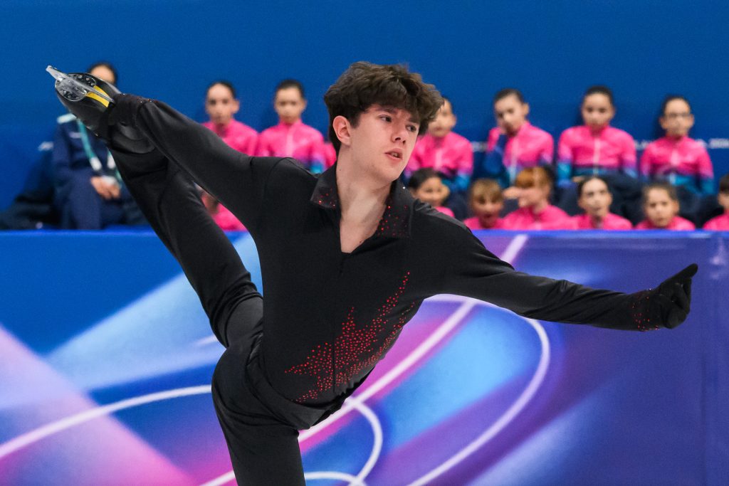 Slovenský krasokorčuliar Adan Hagara dosiahol pod piatimi kruhmi historický úspech pre našu krajinu. Postúpil do voľnej jazdy.